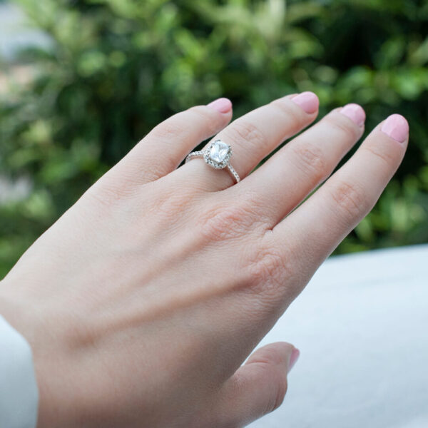 Anillo de Compromiso Edimburgo Una Joya en Oro Blanco que Deslumbra con una Piedra Central en Corte Pera