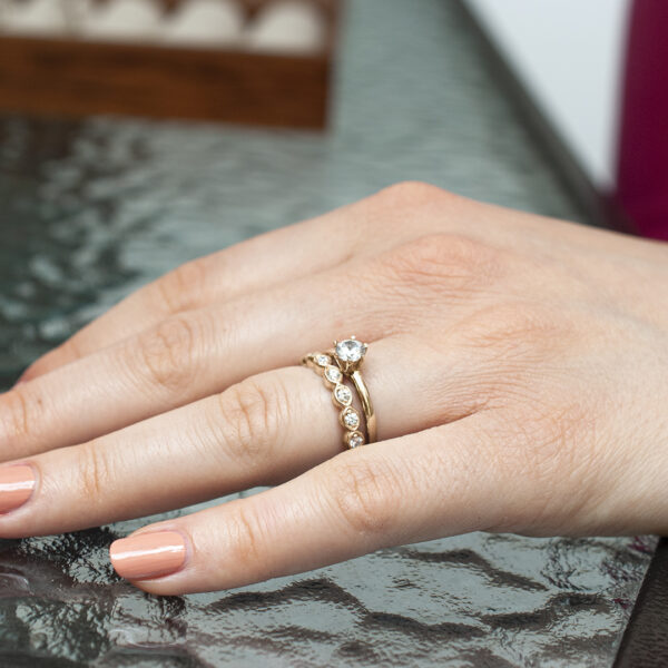 Conjunto de anillos de compromiso y matrimonio en oro de la mas alta calidad