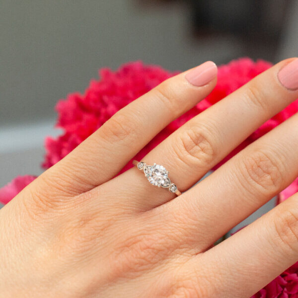 Anillo de Compromiso Venecia con Un Diseño Clásico en Oro Blanco con Tres Resplandecientes Piedras, Capturando la Elegancia y Romance de pareja