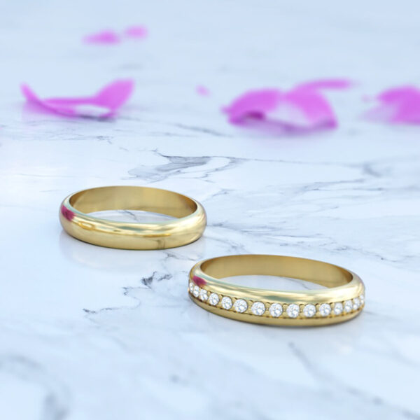 aro en oro de 18k de matrimonio modelo pave con diamantes en posición horizontal en fondo de petalos