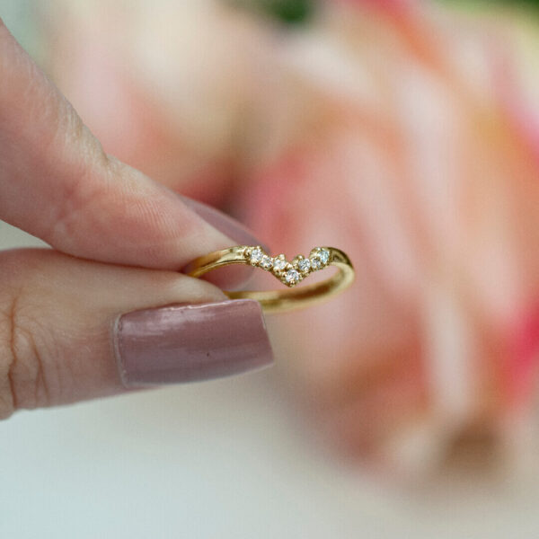 Sortija matrimonial Aíne en oro 18k con forma de corona y diamantes, delicadamente estilizada