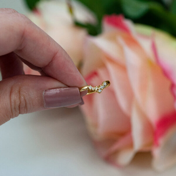 Aíne Sutil y hermoso, este anillo de matrimonio para mujer presenta una encantadora forma de corazón puntiagudo, adornado con pequeños diamantes