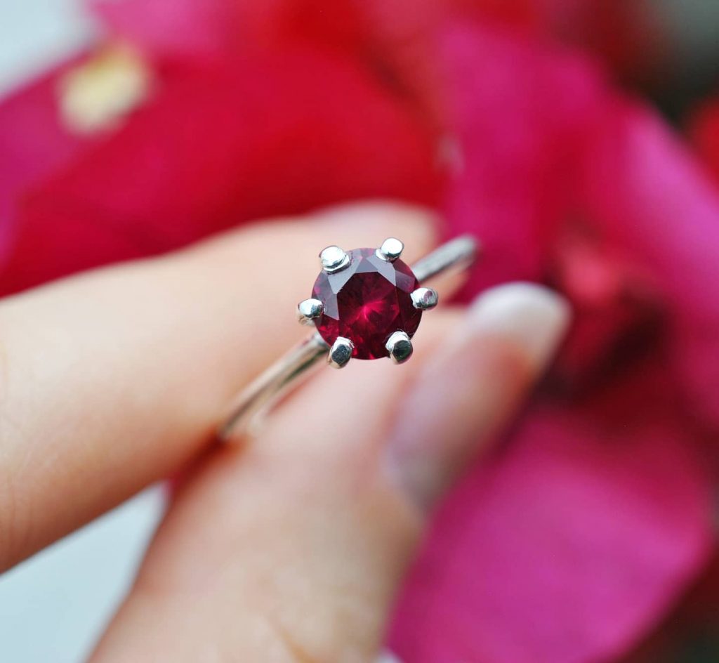 Solitario anillo oro blanco con Rubí