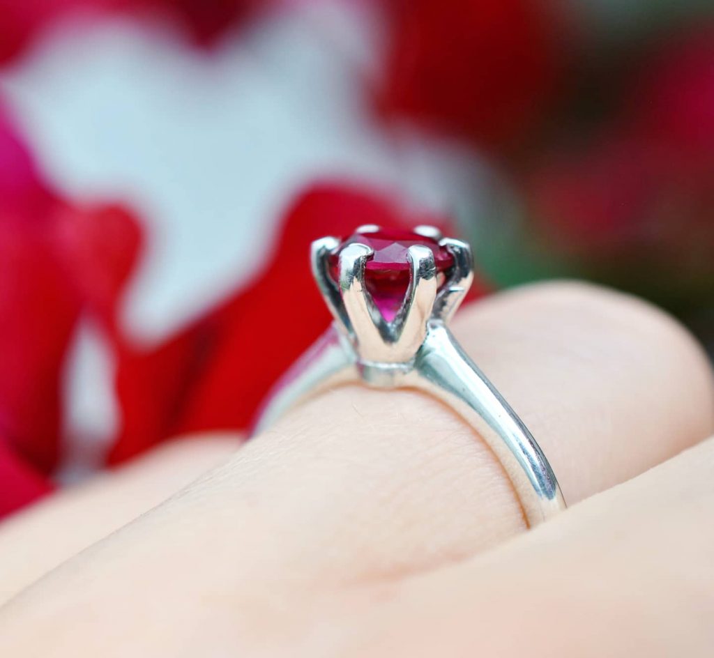 Anillo de compromiso solitario de oro blanco con rubí