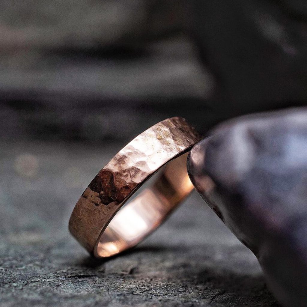 Anillo de matrimonio para hombre martillado en oro rosa