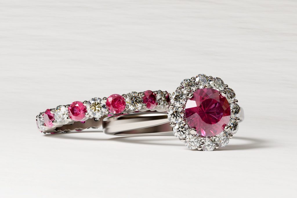 Anillos compromiso y matrimonio de oro con rubíes y diamantes