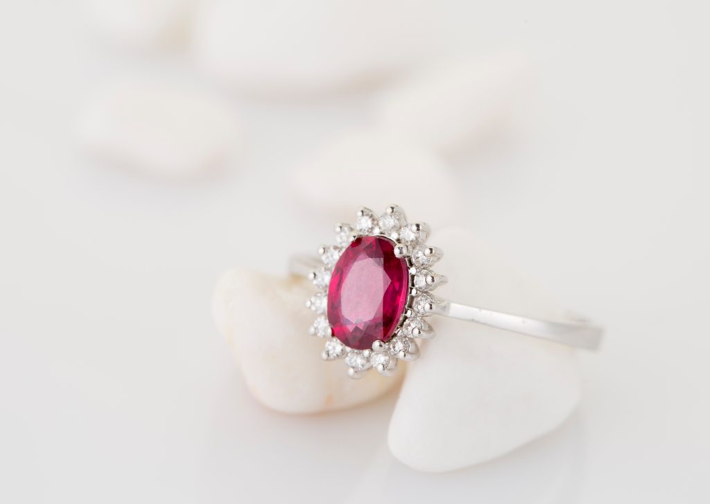Halo anillo compromiso de oro blanco con rubí