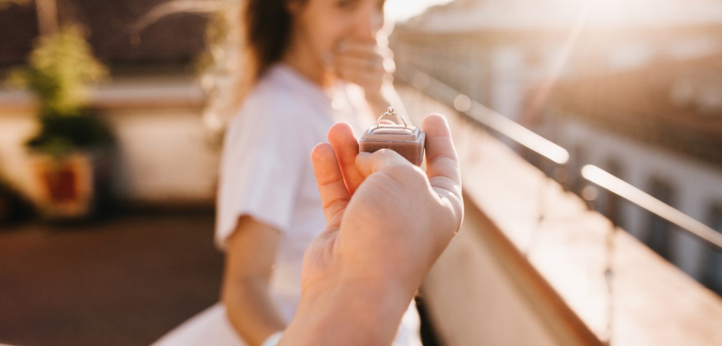 Entrega de petición de matrimonio a tu futura esposa con anillo de oro y diamante