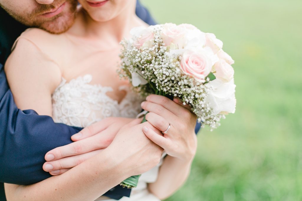 anillo de matrimonio Novio y novia abrazándose en la boda