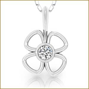 Nuestro dije floral es un florecer brillante en oro blanco 18k, con un diamante central que ilumina cada pétalo con su resplandor