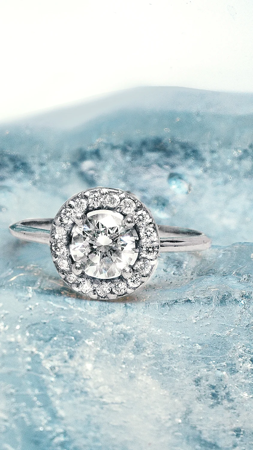Anillo de compromiso de platino con diamante redondo y halo