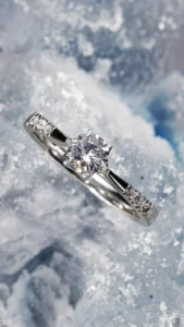 Anillo de compromiso de platino solitario con diamante y pavé sobre hielo