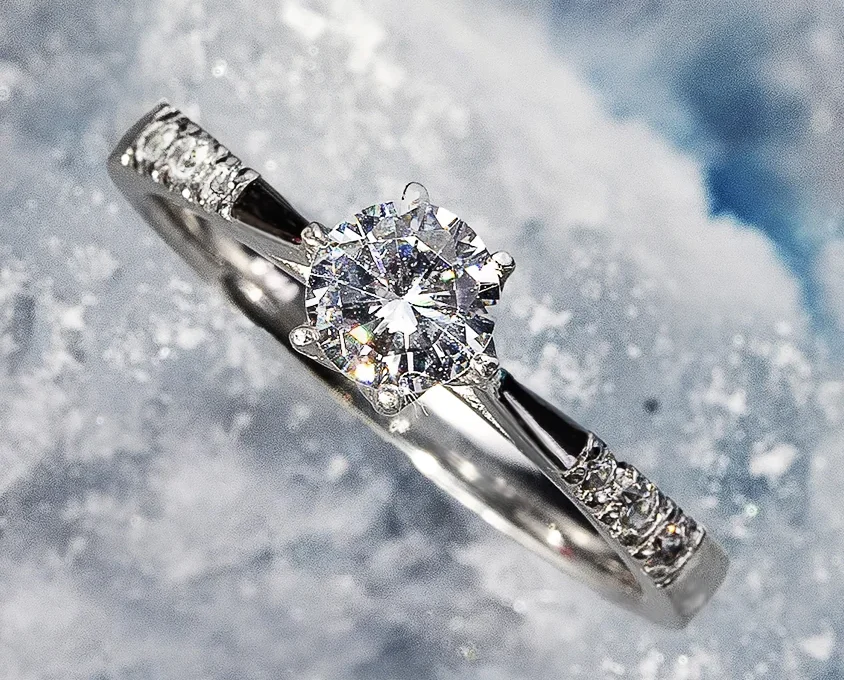 Anillo de compromiso de platino solitario con diamante y pavé sobre hielo