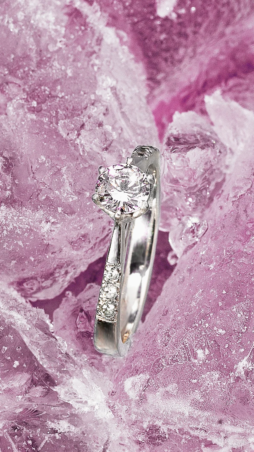 Anillo de compromiso de platino solitario de seis garras